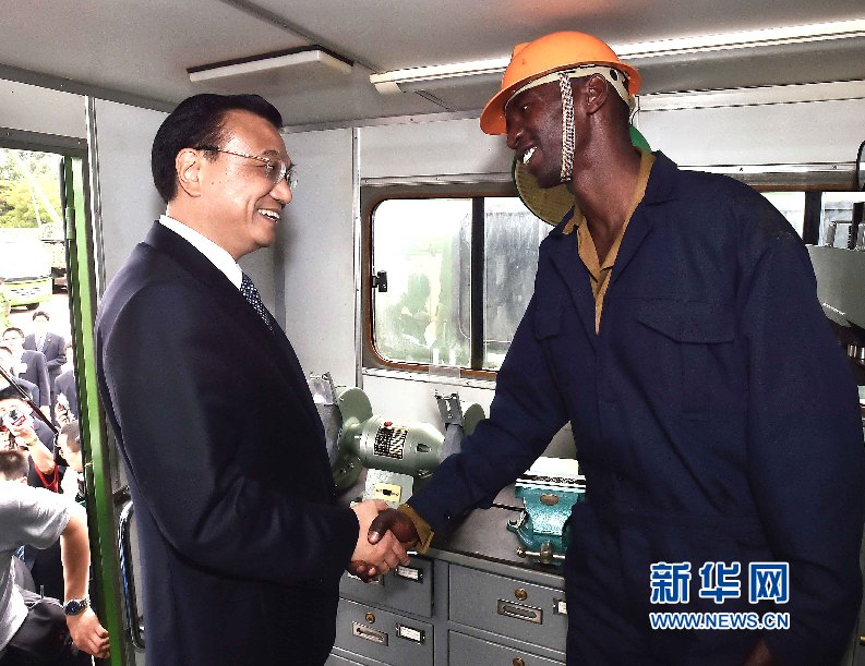 5月11日，中國國務(wù)院總理李克強(qiáng)參觀肯尼亞國家青年服務(wù)隊(duì)。這是李克強(qiáng)與服務(wù)隊(duì)隊(duì)員親切交談。 新華社記者 李濤 攝