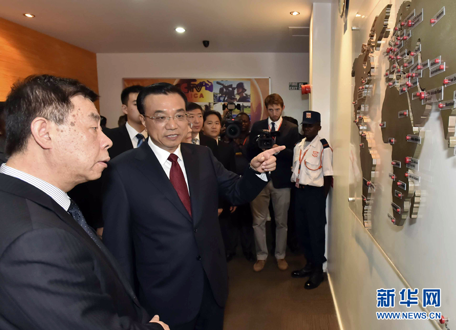 5月11日，中國國務(wù)院總理李克強(qiáng)在肯尼亞首都內(nèi)羅畢看望并慰問中央電視臺(tái)非洲分臺(tái)員工。 新華社記者 李濤 攝 