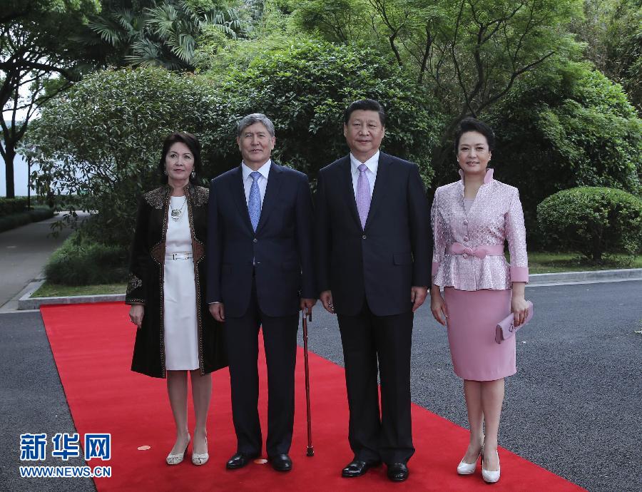 會談前，習(xí)近平在上海西郊會議中心廣場為阿坦巴耶夫舉行歡迎儀式。新華社記者 蘭紅光 攝 