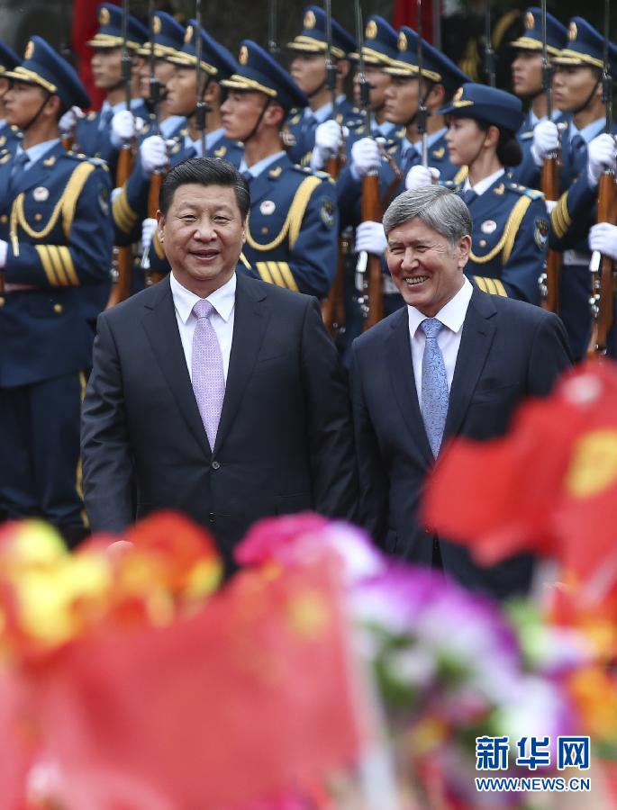 會談前，習(xí)近平在上海西郊會議中心廣場為阿坦巴耶夫舉行歡迎儀式。新華社記者 蘭紅光 攝 