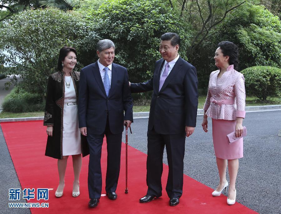 會談前，習(xí)近平在上海西郊會議中心廣場為阿坦巴耶夫舉行歡迎儀式。新華社記者 蘭紅光 攝 
