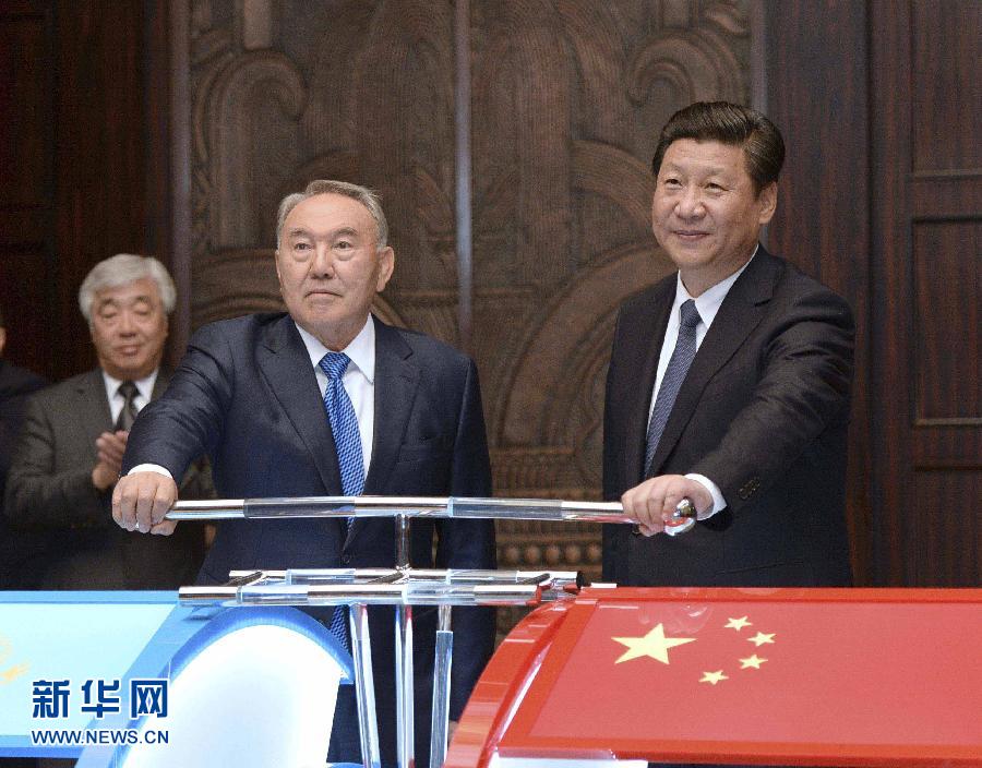 5月19日，國家主席習(xí)近平在上海同哈薩克斯坦總統(tǒng)納扎爾巴耶夫舉行會談。這是會談后，兩國元首共同出席中哈連云港物流場站項目遠(yuǎn)程投產(chǎn)儀式。新華社記者 馬占成 攝 