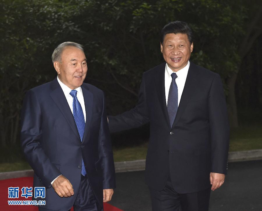  5月19日，中國國家主席習(xí)近平在上海同哈薩克斯坦總統(tǒng)納扎爾巴耶夫舉行會談。這是會談前，習(xí)近平在上海西郊會議中心廣場為納扎爾巴耶夫舉行歡迎儀式。新華社記者 馬占成 攝 