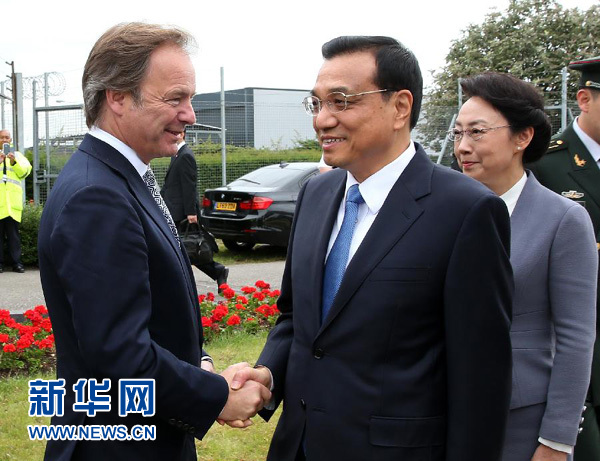 6月16日，應(yīng)英國首相卡梅倫邀請，國務(wù)院總理李克強(qiáng)乘專機(jī)抵達(dá)倫敦希思羅機(jī)場，開始對英國進(jìn)行正式訪問。李克強(qiáng)總理夫人程虹同機(jī)抵達(dá)。這是英國政府高級(jí)官員到機(jī)場迎接李克強(qiáng)總理和夫人。新華社記者 龐興雷 攝