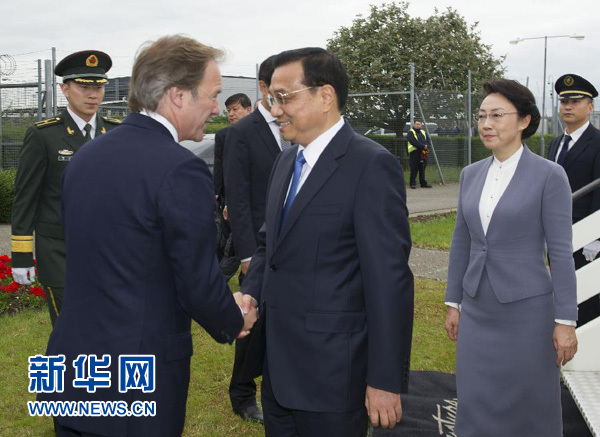 6月16日，應(yīng)英國首相卡梅倫邀請，國務(wù)院總理李克強(qiáng)乘專機(jī)抵達(dá)倫敦希思羅機(jī)場，開始對英國進(jìn)行正式訪問。李克強(qiáng)總理夫人程虹同機(jī)抵達(dá)。這是英國政府高級(jí)官員到機(jī)場迎接李克強(qiáng)總理和夫人。新華社記者 黃敬文 攝