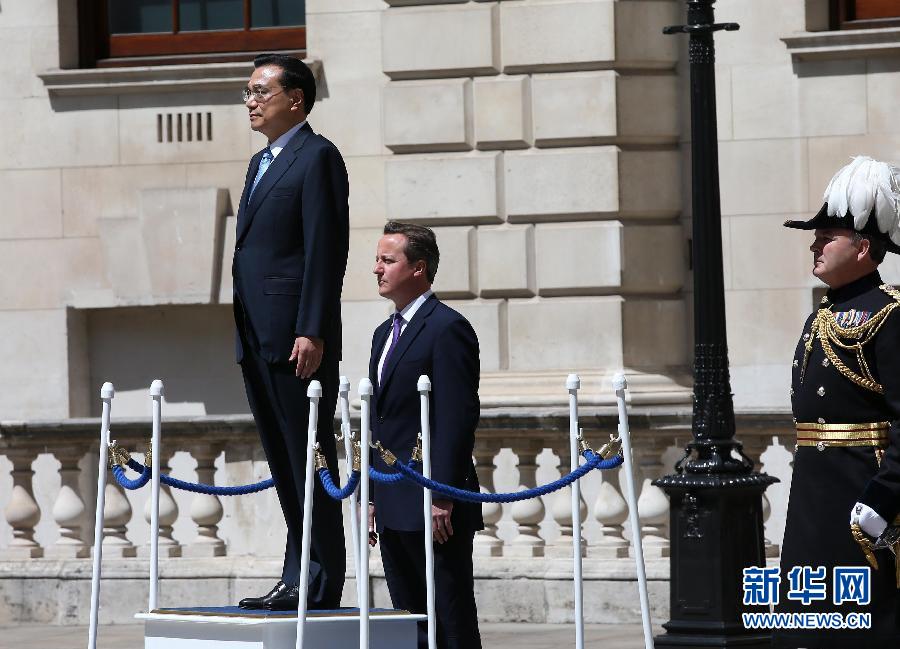 6月17日，中國國務(wù)院總理李克強(qiáng)在倫敦唐寧街10號首相府同英國首相卡梅倫舉行中英總理年度會晤。這是會晤前，卡梅倫為李克強(qiáng)舉行隆重的歡迎儀式。新華社記者 龐興雷 攝 