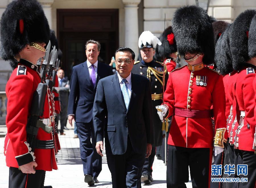 6月17日，國務(wù)院總理李克強(qiáng)在倫敦唐寧街10號首相府同英國首相卡梅倫舉行中英總理年度會晤。這是會晤前，卡梅倫為李克強(qiáng)舉行隆重的歡迎儀式。新華社記者 龐興雷 攝