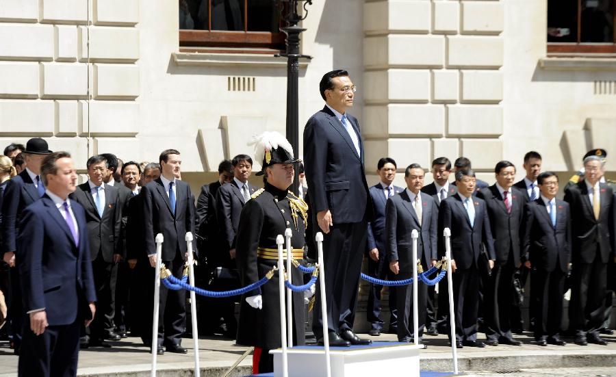 6月17日，中國國務(wù)院總理李克強(qiáng)在倫敦唐寧街10號首相府同英國首相卡梅倫舉行中英總理年度會晤。這是會晤前，卡梅倫為李克強(qiáng)舉行隆重的歡迎儀式。新華社記者 張鐸 攝 