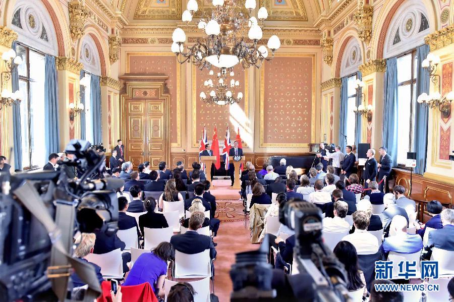 6月17日，中國國務(wù)院總理李克強(qiáng)同英國首相卡梅倫在倫敦舉行中英總理年度會晤后共同會見記者。新華社記者 李濤 攝