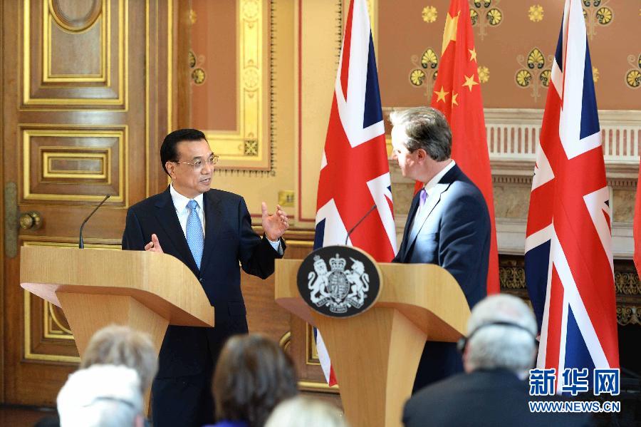 6月17日，中國國務(wù)院總理李克強(qiáng)同英國首相卡梅倫在倫敦舉行中英總理年度會晤后共同會見記者。新華社記者 李濤 攝