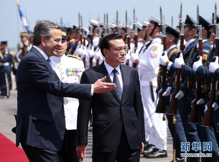 6月19日，國務院總理李克強乘專機抵達雅典國際機場，開始對希臘進行正式訪問。希臘總理薩馬拉斯在機場為李克強舉行隆重的歡迎儀式。這是李克強在薩馬拉斯的陪同下檢閱儀仗隊。新華社記者 龐興雷 攝  