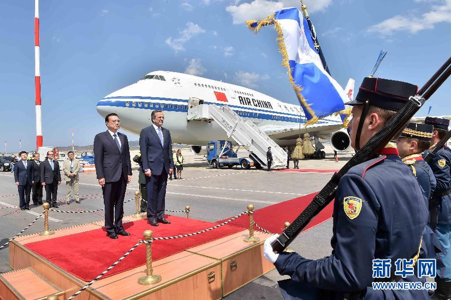 6月19日，國務院總理李克強乘專機抵達雅典國際機場，開始對希臘進行正式訪問。希臘總理薩馬拉斯在機場為李克強舉行隆重的歡迎儀式。新華社記者 李濤 攝