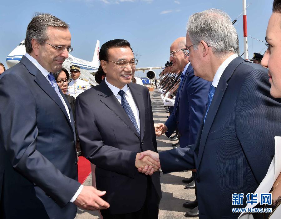 6月19日，國務院總理李克強乘專機抵達雅典國際機場，開始對希臘進行正式訪問。希臘總理薩馬拉斯在機場為李克強舉行隆重的歡迎儀式。新華社記者 李濤 攝