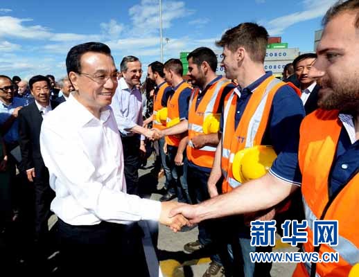 6月20日，國務院總理李克強與希臘總理薩馬拉斯共同考察中國遠洋運輸集團比雷埃夫斯集裝箱碼頭。這是李克強和薩馬拉斯來到3號碼頭，同碼頭工人親切交流。新華社記者 李濤 攝 