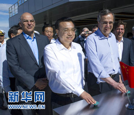 這是李克強與薩馬拉斯共同發(fā)出指令，一列滿載中國貨物的列車緩緩駛出比雷埃夫斯港，開往中東歐目的地。新華社記者 王曄 攝