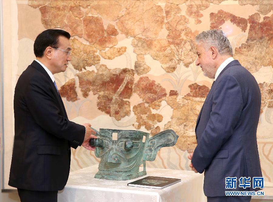 6月21日，國務(wù)院總理李克強與希臘總理薩馬拉斯共同出席希臘伊拉克利翁博物館新館開館儀式并發(fā)表講話。這是李克強向伊拉克利翁博物館贈送三星堆出土文物復(fù)制品。新華社記者 龐興雷 攝 