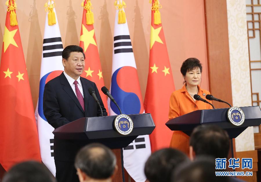 7月3日，國(guó)家主席習(xí)近平在首爾同韓國(guó)總統(tǒng)樸槿惠舉行會(huì)談。會(huì)談后，兩國(guó)元首共同會(huì)見(jiàn)記者。 新華社記者姚大偉攝