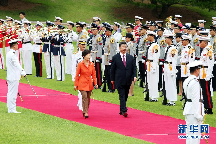 7月3日，國(guó)家主席習(xí)近平在首爾同韓國(guó)總統(tǒng)樸槿惠舉行會(huì)談。會(huì)談前，樸槿惠在青瓦臺(tái)總統(tǒng)府為習(xí)近平舉行隆重歡迎儀式。 新華社記者姚大偉攝
