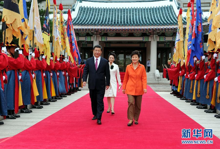 7月3日，國(guó)家主席習(xí)近平在首爾同韓國(guó)總統(tǒng)樸槿惠舉行會(huì)談。會(huì)談前，樸槿惠在青瓦臺(tái)總統(tǒng)府為習(xí)近平舉行隆重歡迎儀式。 新華社記者饒愛(ài)民攝 