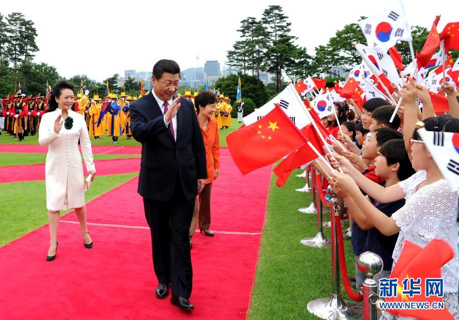 7月3日，國(guó)家主席習(xí)近平在首爾同韓國(guó)總統(tǒng)樸槿惠舉行會(huì)談。會(huì)談前，樸槿惠在青瓦臺(tái)總統(tǒng)府為習(xí)近平舉行隆重歡迎儀式。 新華社記者饒愛(ài)民攝 