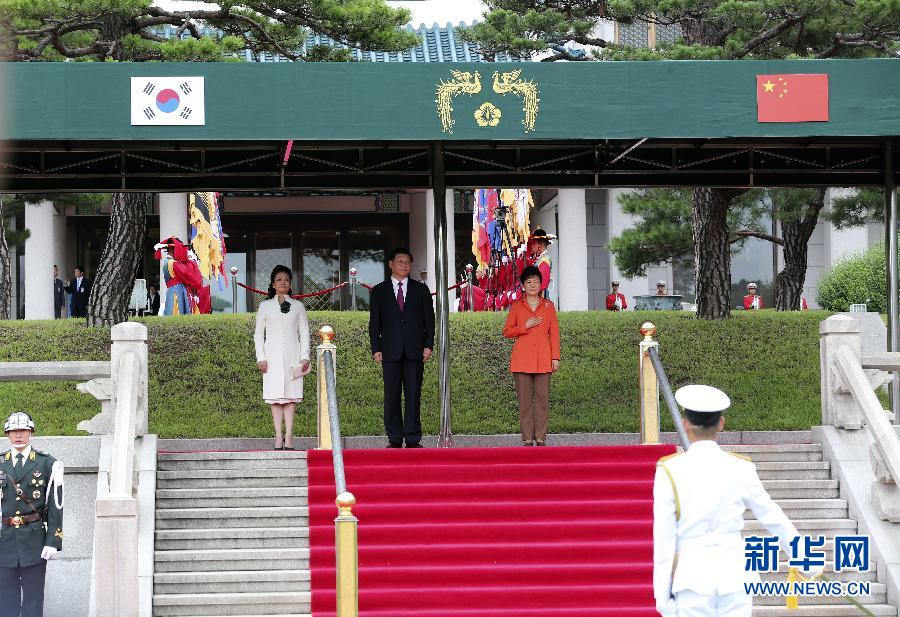 7月3日，國(guó)家主席習(xí)近平在首爾同韓國(guó)總統(tǒng)樸槿惠舉行會(huì)談。會(huì)談前，樸槿惠在青瓦臺(tái)總統(tǒng)府為習(xí)近平舉行隆重歡迎儀式。 新華社記者丁林?jǐn)z 