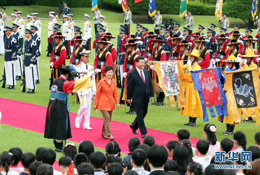 7月3日，國(guó)家主席習(xí)近平在首爾同韓國(guó)總統(tǒng)樸槿惠舉行會(huì)談。會(huì)談前，樸槿惠在青瓦臺(tái)總統(tǒng)府為習(xí)近平舉行隆重歡迎儀式。 新華社記者姚大偉攝 