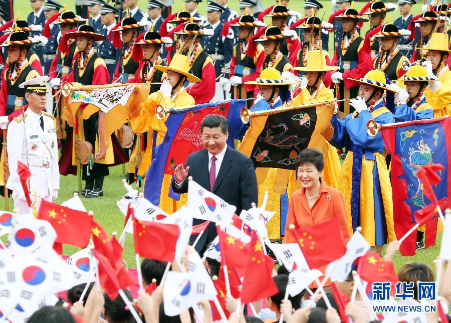 7月3日，國(guó)家主席習(xí)近平在首爾同韓國(guó)總統(tǒng)樸槿惠舉行會(huì)談。會(huì)談前，樸槿惠在青瓦臺(tái)總統(tǒng)府為習(xí)近平舉行隆重歡迎儀式。 新華社記者姚大偉攝 