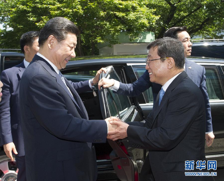 7月4日，國家主席習近平在韓國國立首爾大學發(fā)表題為《共創(chuàng)中韓合作未來　同襄亞洲振興繁榮》的重要演講。這是首爾大學校長吳然天迎接習近平主席。新華社記者 謝環(huán)馳 攝 