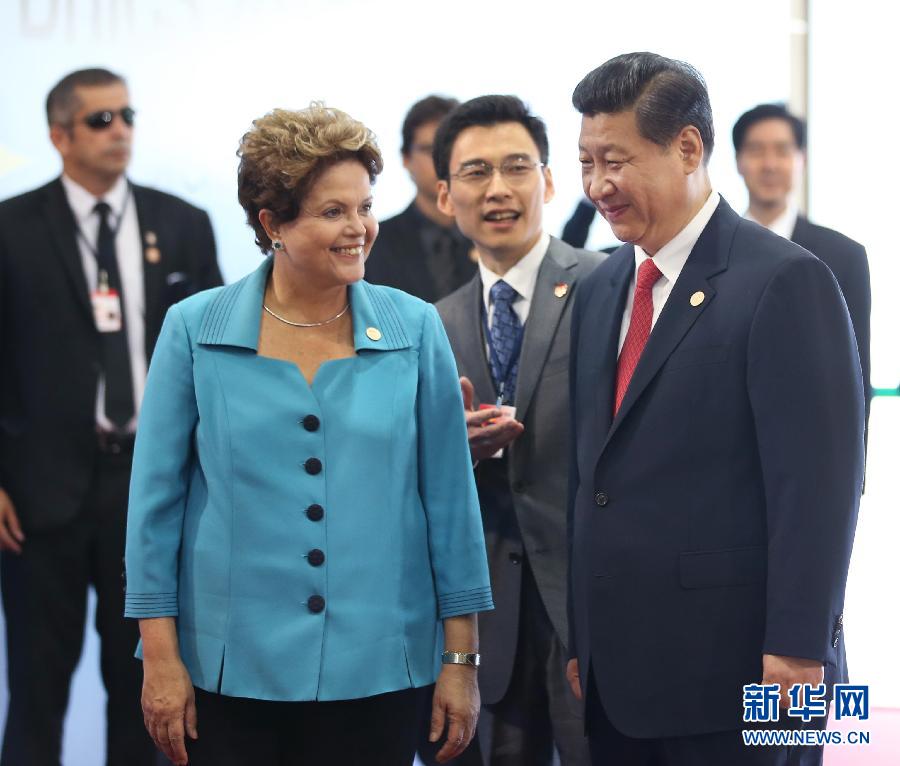 7月15日，國家主席習(xí)近平在巴西福塔萊薩出席金磚國家領(lǐng)導(dǎo)人第六次會晤。這是巴西總統(tǒng)羅塞夫迎接習(xí)近平主席。 新華社記者 蘭紅光 攝 