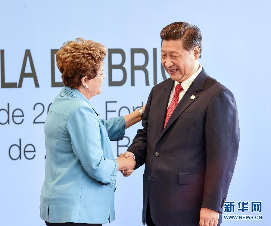7月15日，國家主席習(xí)近平在巴西福塔萊薩出席金磚國家領(lǐng)導(dǎo)人第六次會晤。這是巴西總統(tǒng)羅塞夫迎接習(xí)近平主席。 新華社記者 李學(xué)仁 攝  