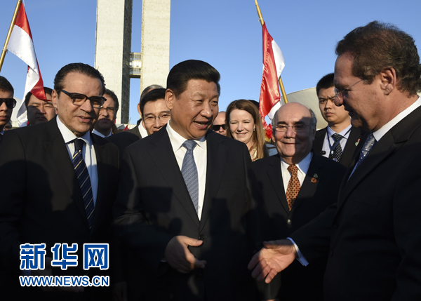 7月16日，國家主席習(xí)近平在巴西利亞會見巴西參議長卡列羅斯（前右）和眾議長阿爾維斯（前左）。 新華社記者 李學(xué)仁 攝 