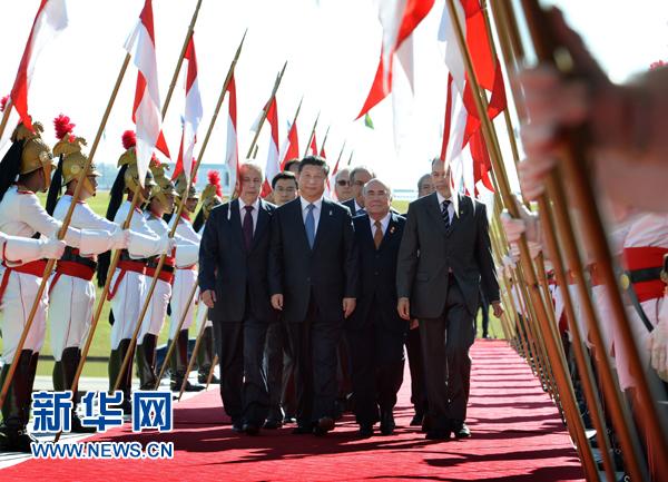 7月16日，國家主席習(xí)近平在巴西利亞會見巴西參議長卡列羅斯和眾議長阿爾維斯。這是習(xí)近平步入國會大廈。 新華社記者 劉建生 攝 