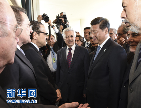 7月16日，國家主席習(xí)近平在巴西利亞會見巴西參議長卡列羅斯和眾議長阿爾維斯。這是兩院議長迎接習(xí)近平主席，并介紹議員代表。 新華社記者李學(xué)仁 攝 