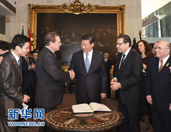 7月16日，國家主席習(xí)近平在巴西利亞會見巴西參議長卡列羅斯（前排左二）和眾議長阿爾維斯（前排右二）。 新華社記者 李學(xué)仁 攝 