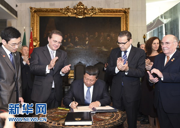 7月16日，國家主席習(xí)近平在巴西利亞會見巴西參議長卡列羅斯（前排左二）和眾議長阿爾維斯（前排右二）。這是習(xí)近平應(yīng)邀為參眾兩院題詞。新華社記者 李學(xué)仁 攝 