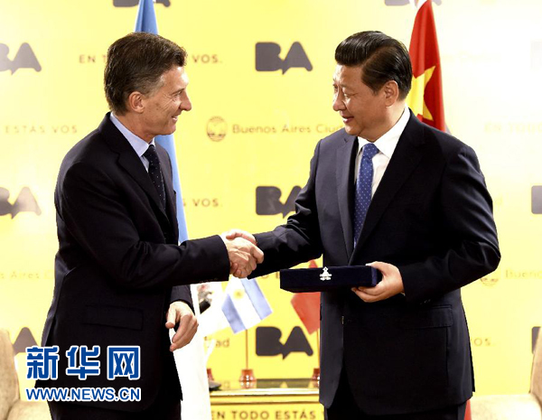當地時間7月19日，國家主席習近平在布宜諾斯艾利斯接受市長馬克里代表該市授予的城市鑰匙。 新華社記者馬占成攝