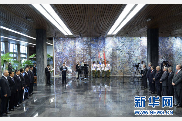 當(dāng)?shù)貢r(shí)間7月22日，國家主席習(xí)近平在哈瓦那接受古巴政府授予的“何塞·馬蒂”勛章。古巴國務(wù)委員會(huì)主席兼部長會(huì)議主席勞爾·卡斯特羅為習(xí)近平佩戴勛章。新華社記者馬占成攝