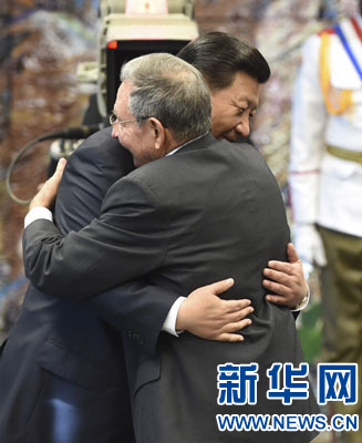 當(dāng)?shù)貢r(shí)間7月22日，國家主席習(xí)近平在哈瓦那接受古巴政府授予的“何塞·馬蒂”勛章。古巴國務(wù)委員會(huì)主席兼部長會(huì)議主席勞爾·卡斯特羅為習(xí)近平佩戴勛章。新華社記者馬占成攝