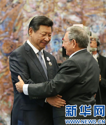 當(dāng)?shù)貢r(shí)間7月22日，國家主席習(xí)近平在哈瓦那接受古巴政府授予的“何塞·馬蒂”勛章。古巴國務(wù)委員會(huì)主席兼部長會(huì)議主席勞爾·卡斯特羅為習(xí)近平佩戴勛章。新華社記者劉衛(wèi)兵攝