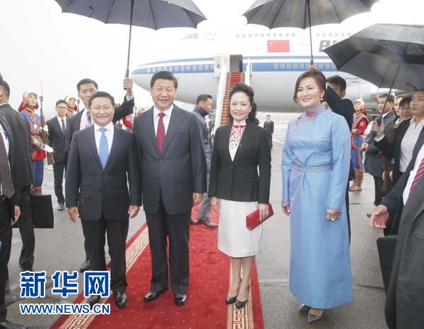 8月21日，國家主席習近平抵達烏蘭巴托，開始對蒙古國進行國事訪問。習近平和夫人彭麗媛在機場受到蒙古國總理阿勒坦呼亞格夫婦熱情迎接。新華社記者鞠鵬攝 