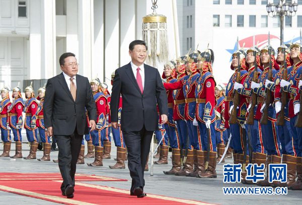 8月21日，國(guó)家主席習(xí)近平在烏蘭巴托同蒙古國(guó)總統(tǒng)額勒貝格道爾吉舉行會(huì)談。會(huì)談前，額勒貝格道爾吉在國(guó)家宮前廣場(chǎng)為習(xí)近平舉行隆重歡迎儀式。新華社記者 黃敬文 攝