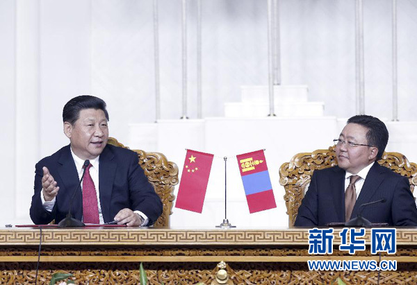 8月21日，國(guó)家主席習(xí)近平在烏蘭巴托同蒙古國(guó)總統(tǒng)額勒貝格道爾吉舉行會(huì)談。會(huì)談后，兩國(guó)元首共同會(huì)見(jiàn)記者。 新華社記者 鞠鵬 攝
