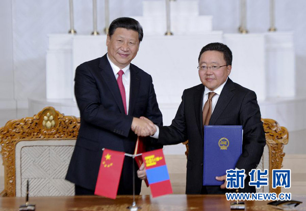 8月21日，國(guó)家主席習(xí)近平在烏蘭巴托同蒙古國(guó)總統(tǒng)額勒貝格道爾吉舉行會(huì)談。會(huì)談后，兩國(guó)元首共同簽署并發(fā)表《中華人民共和國(guó)和蒙古國(guó)關(guān)于建立和發(fā)展全面戰(zhàn)略伙伴關(guān)系的聯(lián)合宣言》。新華社記者 張鐸 攝