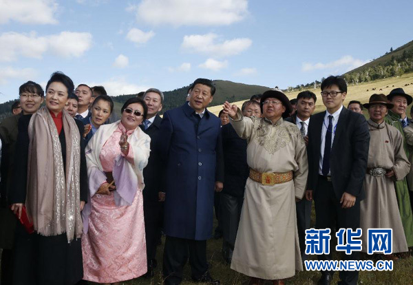 8月22日，國(guó)家主席習(xí)近平在蒙古國(guó)總統(tǒng)額勒貝格道爾吉陪同下前往烏蘭巴托市郊觀看那達(dá)慕。這是習(xí)近平和夫人彭麗媛同額勒貝格道爾吉夫婦觀看表演。新華社記者 鞠鵬 攝