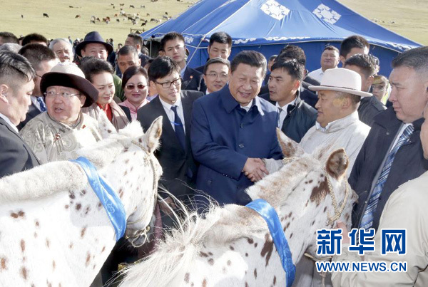 8月22日，國(guó)家主席習(xí)近平在蒙古國(guó)總統(tǒng)額勒貝格道爾吉陪同下前往烏蘭巴托市郊觀看那達(dá)慕。額勒貝格道爾吉向習(xí)近平夫婦贈(zèng)送兩匹蒙古馬。習(xí)近平為兩匹馬分別取名阿爾泰和克魯倫，寓意中蒙兩國(guó)山水相連、睦鄰友好。新華社記者 鞠鵬 攝
