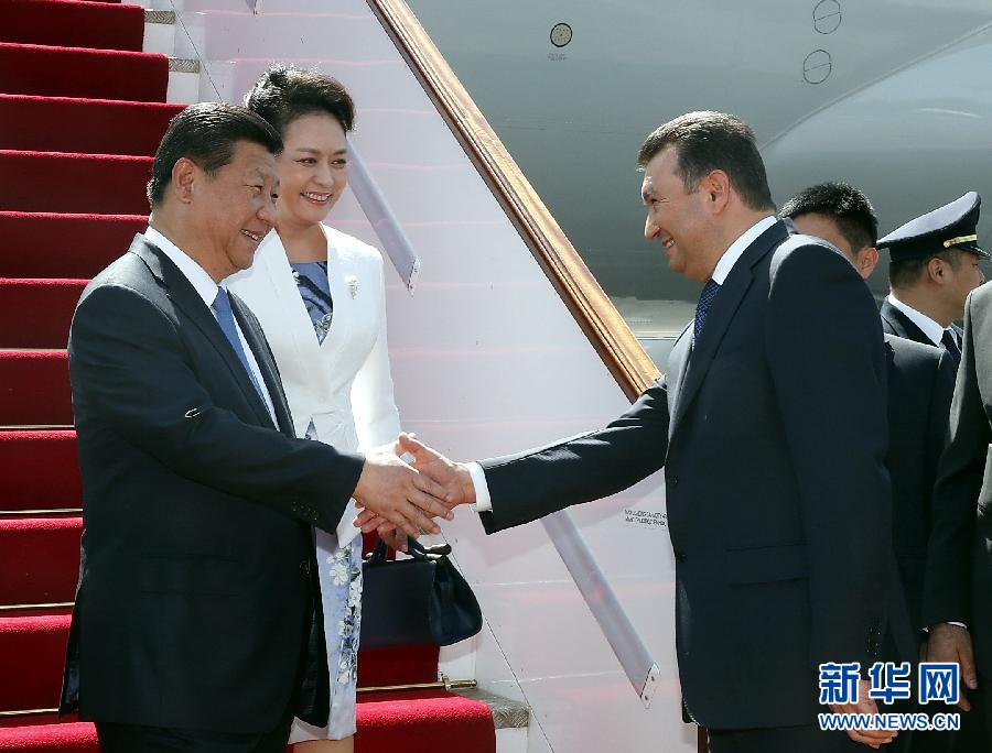 9月11日，國家主席習(xí)近平抵達(dá)杜尚別，應(yīng)塔吉克斯坦總統(tǒng)拉赫蒙邀請(qǐng)，出席上海合作組織成員國元首理事會(huì)第十四次會(huì)議并對(duì)塔吉克斯坦進(jìn)行國事訪問。習(xí)近平和夫人彭麗媛在機(jī)場(chǎng)受到塔吉克斯坦總理拉蘇爾佐達(dá)等熱情迎接。新華社記者 鞠鵬 攝 