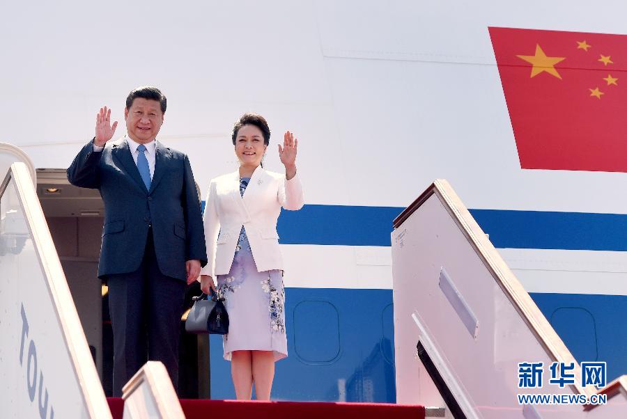 9月11日，中國國家主席習(xí)近平抵達(dá)杜尚別，應(yīng)塔吉克斯坦總統(tǒng)拉赫蒙邀請(qǐng)，出席上海合作組織成員國元首理事會(huì)第十四次會(huì)議并對(duì)塔吉克斯坦進(jìn)行國事訪問。這是習(xí)近平和夫人彭麗媛走出機(jī)艙。新華社記者 馬占成 攝 