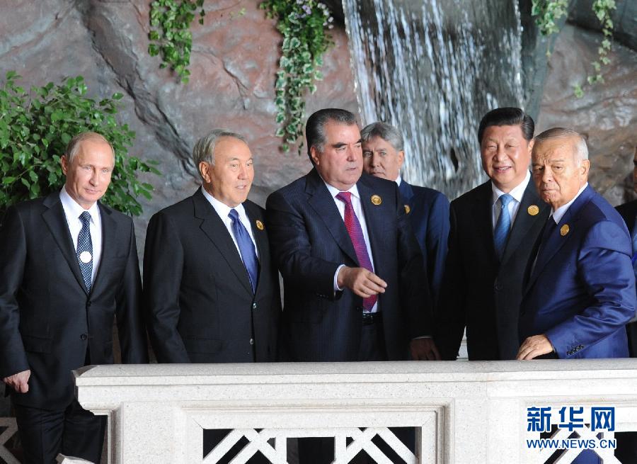 9月12日，上海合作組織成員國元首理事會第十四次會議在塔吉克斯坦首都杜尚別舉行。國家主席習近平出席會議并發(fā)表重要講話。這是習近平同其他成員國元首親切交談。新華社記者謝環(huán)馳攝 