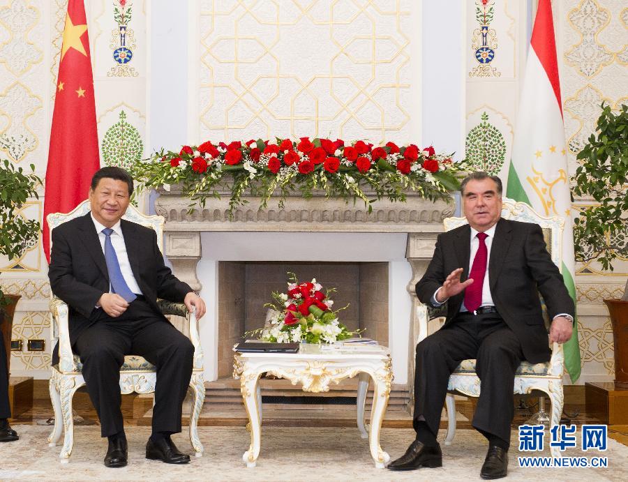 9月13日，國家主席習(xí)近平在杜尚別同塔吉克斯坦總統(tǒng)拉赫蒙舉行會(huì)談。 新華社記者黃敬文攝 