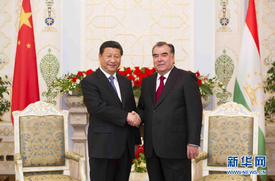 9月13日，國家主席習(xí)近平在杜尚別同塔吉克斯坦總統(tǒng)拉赫蒙舉行會(huì)談。 新華社記者黃敬文攝 
